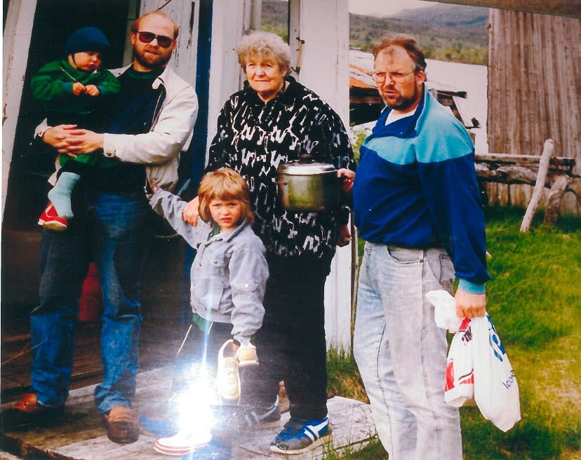 Pappa, farmor, onkel Hans Jørgen og ungene hans i Tverråsen. 