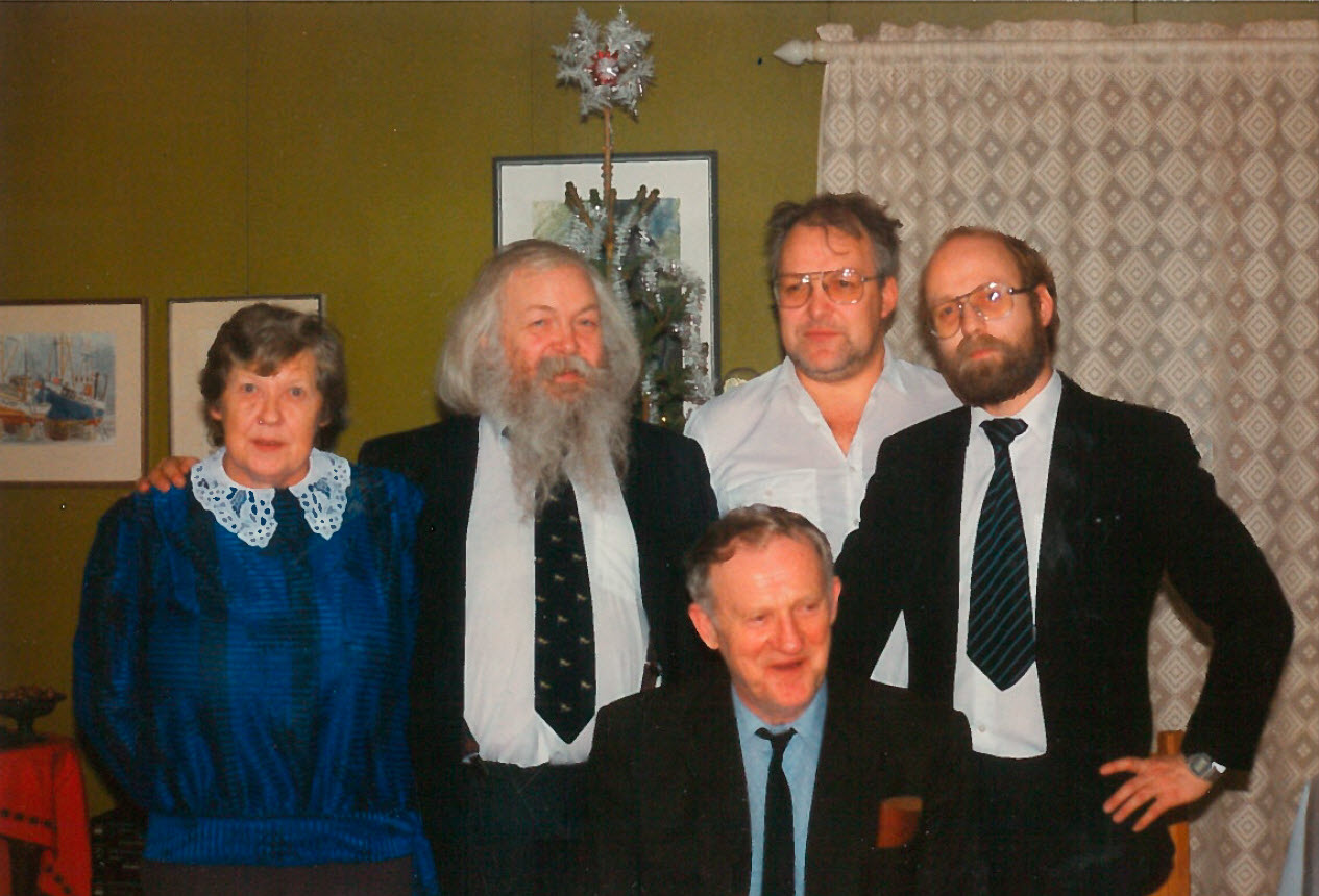 Pappa og hans brødre Jack og Hans Jørgen, samt dere halvsøsken Johannes og Elsa. Bildet er tatt under begravelsen til farmor. 