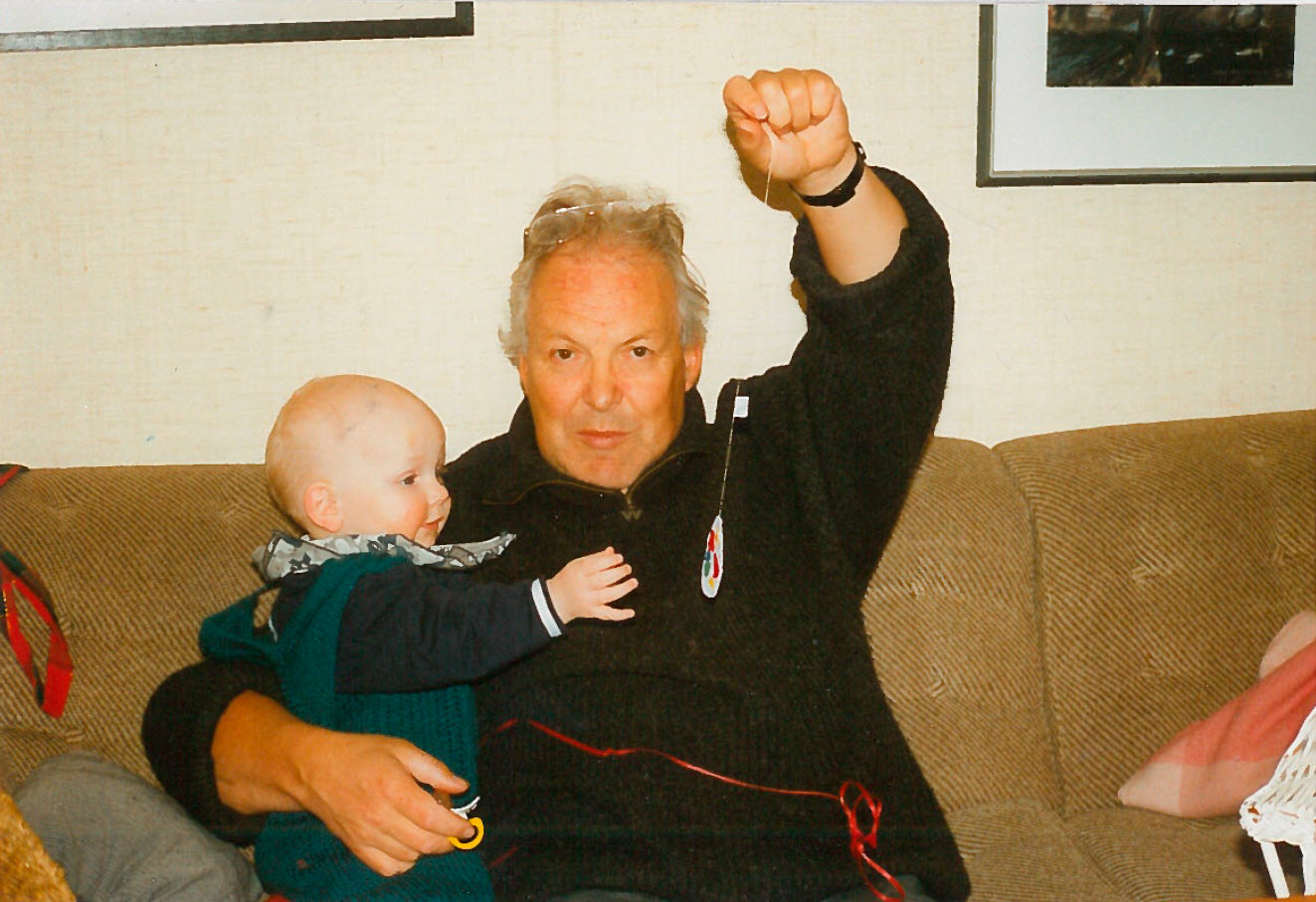 Pappe med sitt første barnebarn Karoline. 